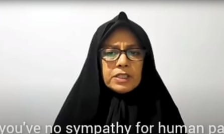 Captura de pantalla de un video publicado en YouTube en el que Farideh Moradkhani critica al régimen iraní.