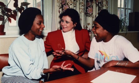 La autora Marjorie Wallace con Jennifer, a la izquierda, y June Gibbons durante una visita a Broadmoor en 1993.