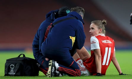 Vivianne Miedema del Arsenal recibe tratamiento por una grave lesión ante el Lyon en la Champions League