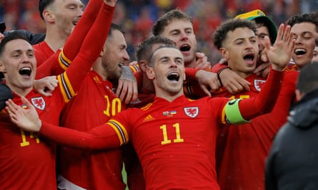 Gareth Bale celebra con sus compañeros de equipo de Gales después de la victoria final de clasificación para la Copa del Mundo sobre Ucrania.