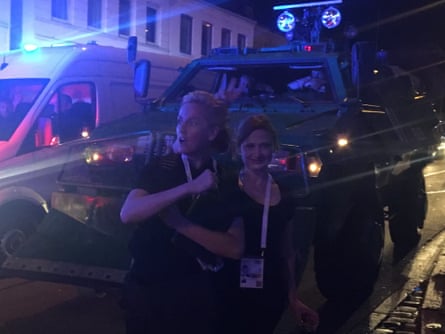 Tory Shepherd y Sarah Martin con equipo militar en las calles de Hamburgo durante las protestas contra la reunión del G20 de 2017. Para la moneda de viaje de verano de Guardian Australia 2022-23