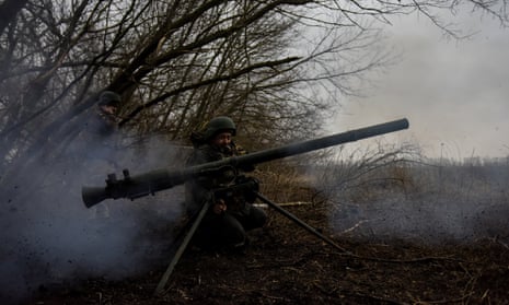 Militares ucranianos disparan un lanzacohetes antitanque SPG en la región de Donetsk