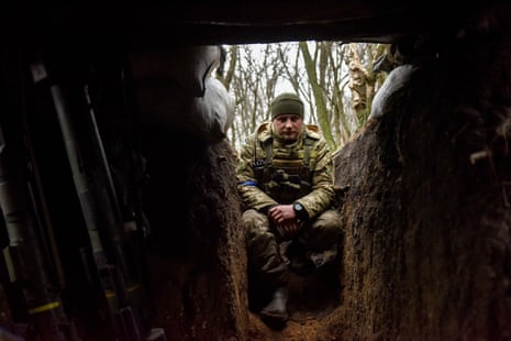 Un militar ucraniano se sienta en la trinchera en la línea del frente en Donetsk.
