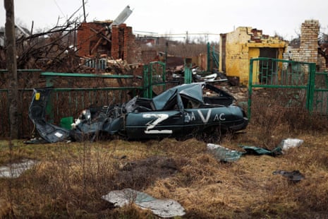 Edificios destruidos y un automóvil luego de un bombardeo en el pueblo de Kamenka, región de Kharkiv