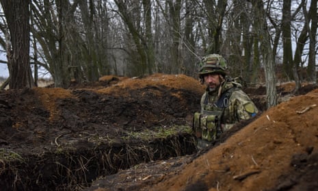 Un militar ucraniano camina a través de una trinchera en una posición de primera línea en un lugar no revelado en el este de Ucrania.