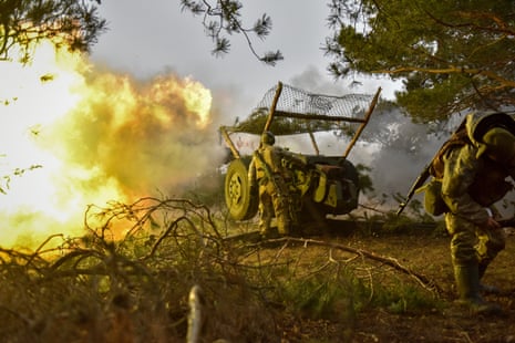 Los militares ucranianos disparan un obús hacia las posiciones rusas en la región de Donetsk, en el este de Ucrania, el 26 de febrero de 2023.
