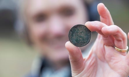 Un centavo victoriano encontrado por Davis en su primera salida de detección de metales