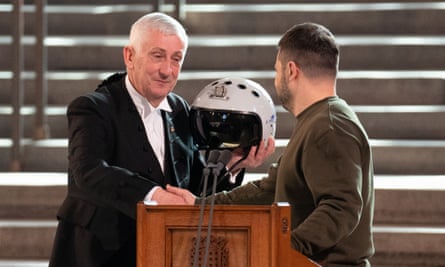 La presidenta de la Cámara de los Comunes, Lindsay Hoyle (izquierda), recibe un casco de piloto de combate ucraniano de manos de Voldoymyr Zelenskiy.