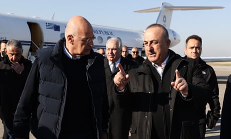 El Ministro de Relaciones Exteriores de Turquía, Mevlut Cavusoglu (der.), saluda a su homólogo griego, Nikos Dendias (izq.), en el aeropuerto de Adana Şakirpaşa en Turquía.