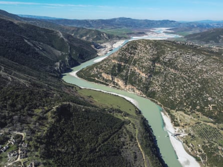 El río Vjosa cerca de Qesarat en el sur de Albania.