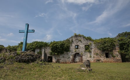 Las ruinas de una iglesia católica de 400 años de antigüedad en la isla de Fuga