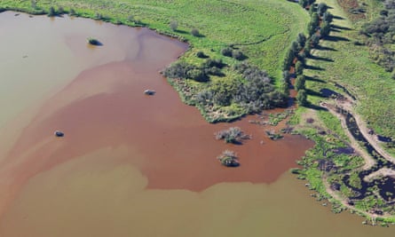 Descarga de sedimentos en el lago Waikare