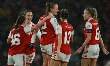 Frida Maanum rodeada de compañeras del Arsenal tras su espectacular gol.