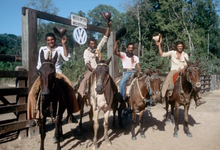 Cuatro hombres a caballo en el rancho VW. 