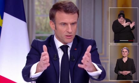 Macron visto más tarde en la entrevista sin el reloj