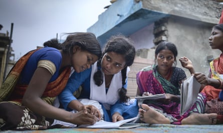 Munni y sus amigos enseñan una clase de alfabetización comunitaria en Patna, Bihar.  