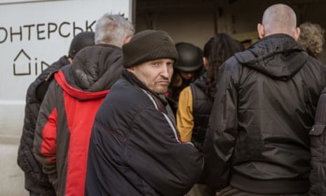 Los residentes esperan recibir paquetes de ayuda en la ciudad de primera línea de Avdiivka