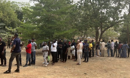 La gente emitió sus votos durante las elecciones generales en Abuja, Nigeria, el 25 de febrero de 2023.
