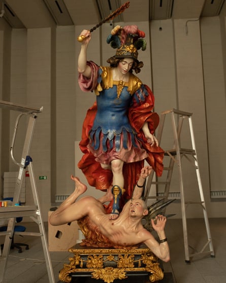 El Arcángel San Miguel venciendo al Diablo escultura de 1692 de Luisa Roldán.