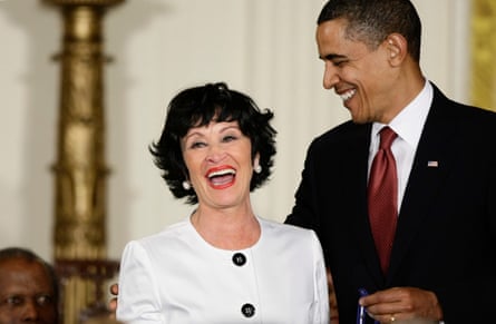 … Rivera recibiendo la Medalla Presidencial de la Libertad de manos de Barack Obama en 2009.