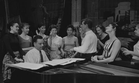 Nada de socializar... Ensayos de West Side Story con Rivera a la izquierda, Stephen Sondheim al piano y Leonard Bernstein de pie.