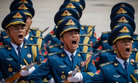 Los guardias de honor chinos marchan en formación durante la ceremonia de bienvenida del primer ministro ruso, Mikhail Mishustin, en Beijing.