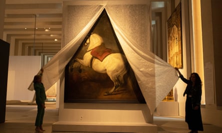 El personal del museo brinda una descripción general del Caballo Blanco de 1635 de Diego Velázquez.