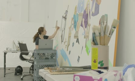 Aliza Nisenbaum trabajando en la pintura en su estudio
