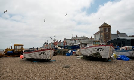 El bote salvavidas de Aldeburgh debe ser remolcado sobre rocas para ser botado.