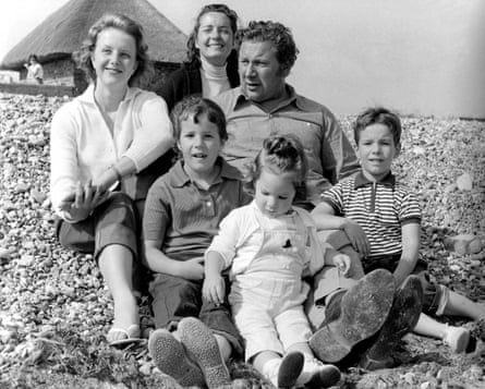 Peter Ustinov con su segunda esposa, Suzanne Cloutier, en el centro, y sus hijos Tamara, en el extremo izquierdo, y Pavla, Andrea e Igor, en la primera fila, en 1961.