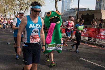 Participantes en el Maratón de Londres de 2018. A la izquierda, un hombre con un chaleco que dice ALEX y a su derecha, un corredor disfrazado.