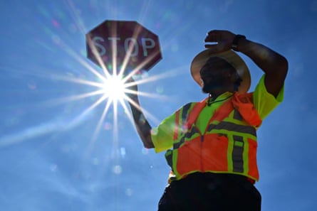 El guardia de tráfico Rai Rogers llena su esquina bajo el sol abrasador de Las Vegas, Nevada, la semana pasada.