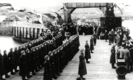Tropas alemanas en el muelle de Alderney c1940.