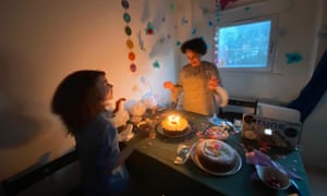 Naya se prepara para apagar las velas de su pastel mientras su madre se para enfrente.