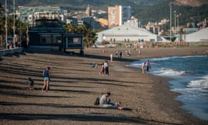 Los niños y los padres disfrutan de la playa de Misericordia en Málaga, España.