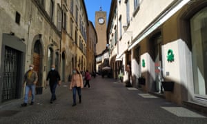 La gente deja sus hogares en la ciudad de Orvieto, en Umbría.