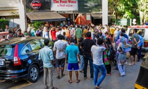 Se ve a personas reuniéndose frente a una licorería en Mumbai, India, el 4 de mayo de 2020.