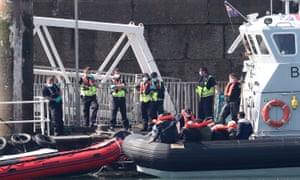 Los oficiales de las fuerzas fronterizas se están preparando para llevar a tierra a los hombres que se cree que son inmigrantes a Dover después de incidentes de pequeñas embarcaciones en el canal a principios de esta mañana.