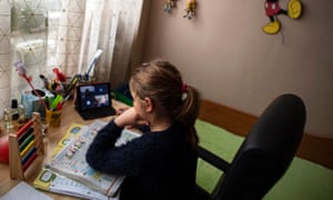 Una niña de primer año aprende en su casa en Sofía, Bulgaria, el 24 de marzo de 2020.