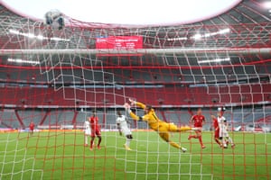 Leon Goretzka pasa el balón al portero de Eintracht Frankfurt, Kevin Trapp, para abrir el marcador.