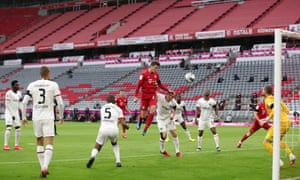 Benjamin Pavard del Bayern Munich dirige el balón hacia la meta.