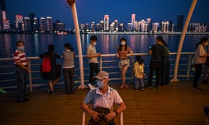 Las personas con máscaras faciales son vistas en un barco turístico que navega en el río Yangtze en Wuhan, provincia de Hubei, en el centro de China, el 23 de mayo de 2020.