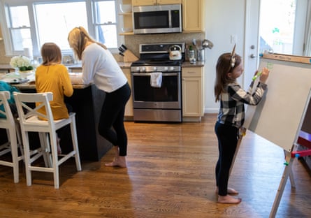 Una madre ayuda a sus hijas en la educación en el hogar en New Rochelle, Nueva York.
