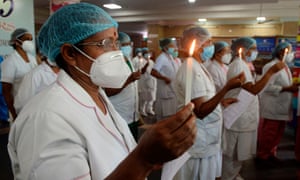 Las enfermeras encienden velas en el Hospital Rajiv Gandhi en Kochi para conmemorar el Día Internacional de las Enfermeras.