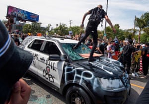 Manifestantes aplastan un vehículo policial en Fairfax, Los Ángeles, California