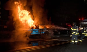 Los bomberos extinguieron un incendio en un SUV del Departamento de Policía de Nueva York en el barrio de Brooklyn de Nueva York.
