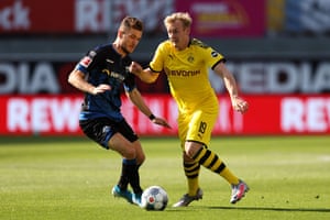 El delantero de Paderborn, Dennis Srbeny, compite con el delantero de Dortmund, Julian Brandt.