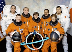 Andy Thomas (fila de atrás, segunda desde la izquierda) con sus compañeros de equipo mientras se preparan para el lanzamiento del transbordador espacial Discovery en julio de 2005