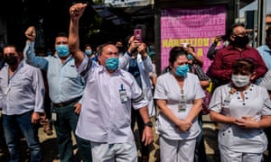 Los trabajadores de salud del hospital del 20 de noviembre se despidieron del camillero Hugo López Camacho, quien murió el lunes de Covid-19 en la Ciudad de México.