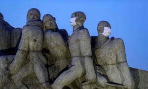 Las estatuas del Monumento das Bandeiras se observan con máscaras faciales durante la propagación de la enfermedad por coronavirus en Sao Paulo, Brasil, el 12 de mayo de 2020.